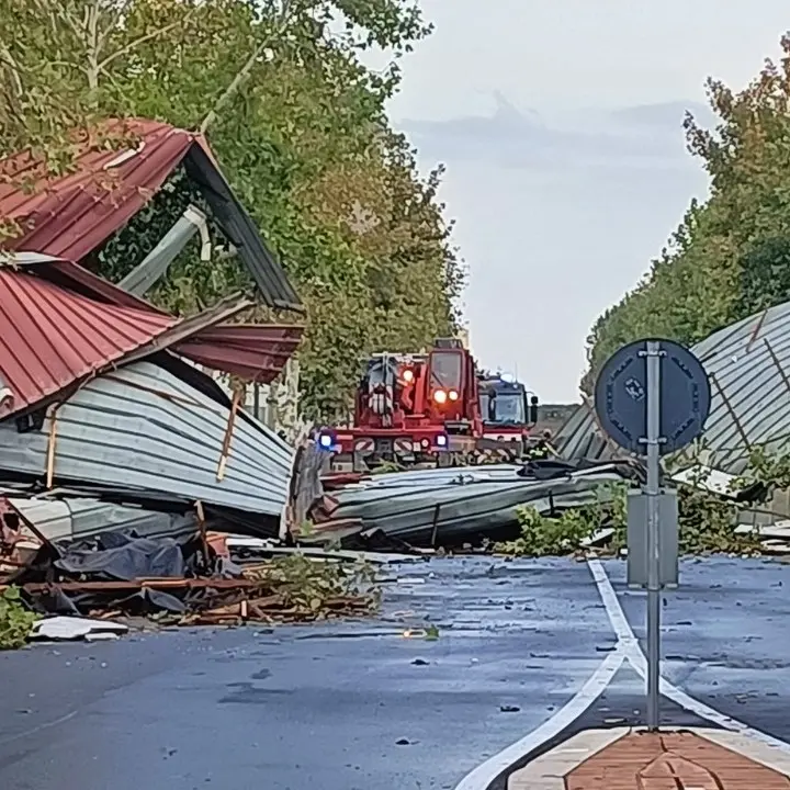 Maltempo a Crotone: tromba d’aria si abbatte sulla città, tetti divelti e danni ad attività commerciali