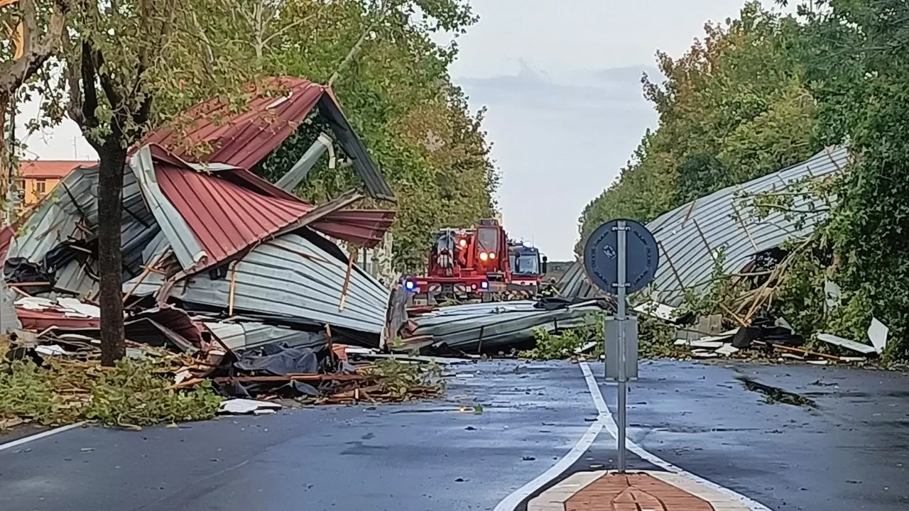 Maltempo a Crotone: tromba d’aria si abbatte sulla città, tetti divelti e danni ad attività commerciali