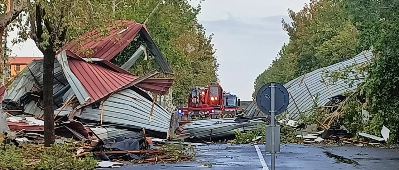 Maltempo a Crotone: tromba d’aria si abbatte sulla città, tetti divelti e danni ad attività commerciali