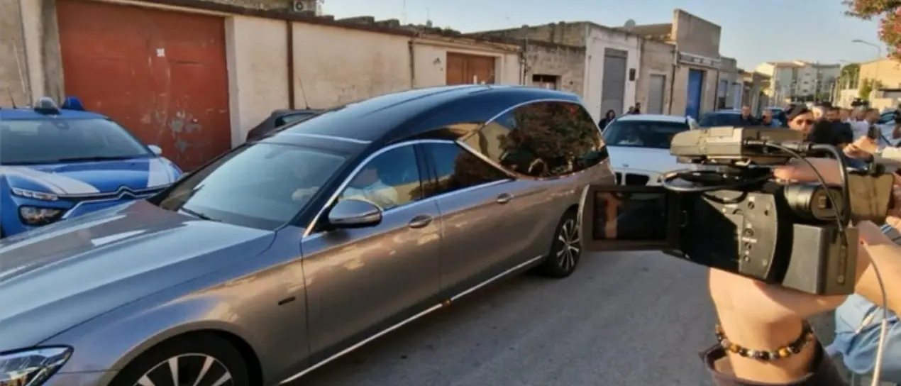 La salma di Messina Denaro tumulata al cimitero di Castelvetrano: niente funzione religiosa, attorno alla bara pochi parenti