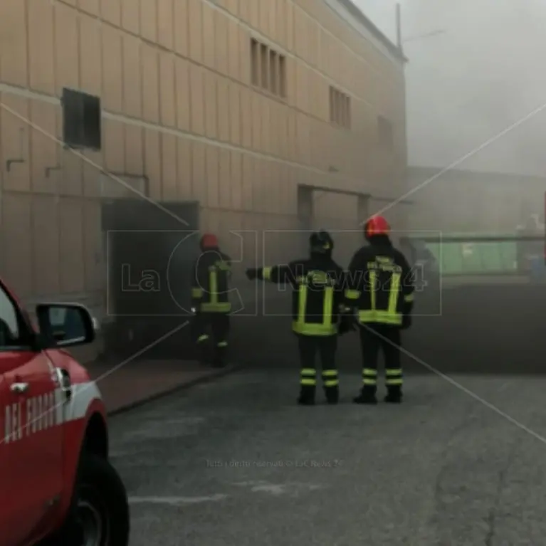 Incendio al Centro commerciale “I portali” di Corigliano-Rossano: in fiamme le cabine elettriche