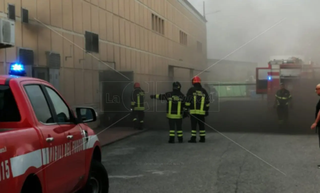 Incendio al Centro commerciale “I portali” di Corigliano-Rossano: in fiamme le cabine elettriche