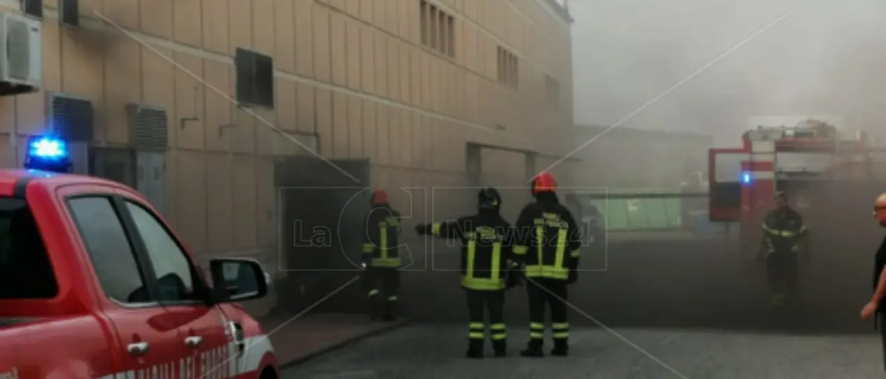 Incendio al Centro commerciale “I portali” di Corigliano-Rossano: in fiamme le cabine elettriche