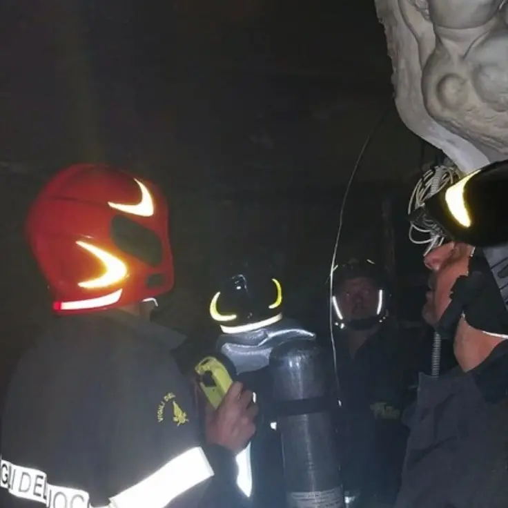 Incendio scoppia nella notte: danneggiato il coro ligneo settecentesco della chiesa di Aieta