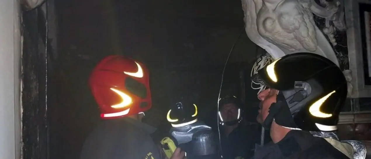 Incendio scoppia nella notte: danneggiato il coro ligneo settecentesco della chiesa di Aieta