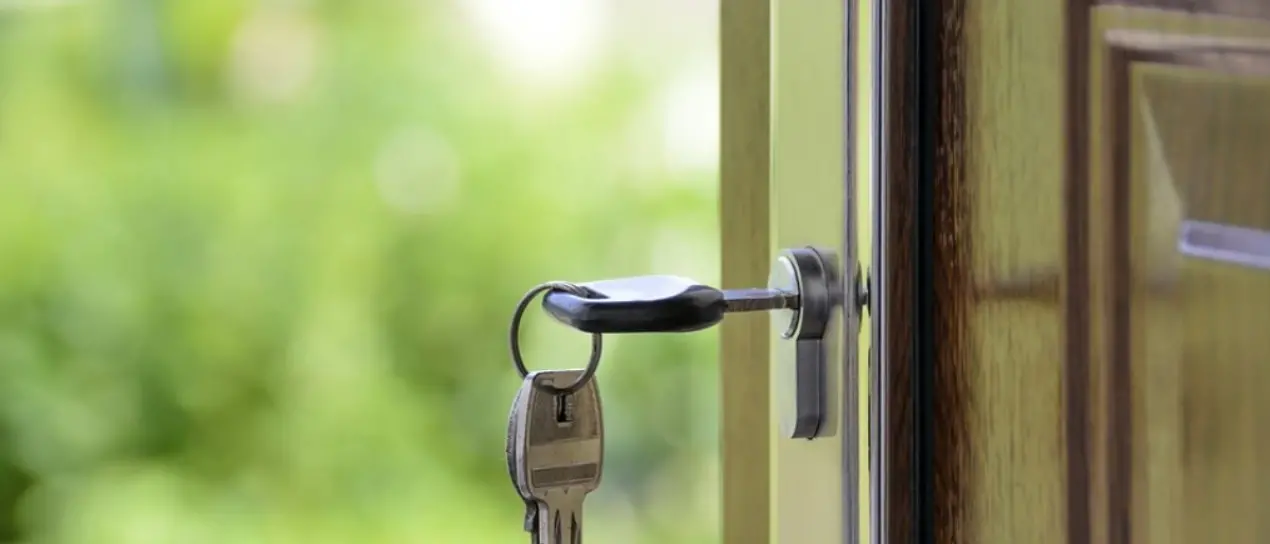 Crotone, occupa con la sua bambina la casa di un’anziana: viene denunciata ma resta nell’abitazione