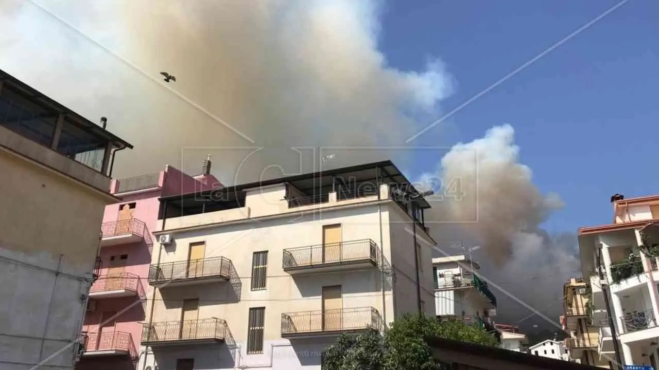 Vasto incendio a Trebisacce, le fiamme minacciano le case: abitanti nel panico