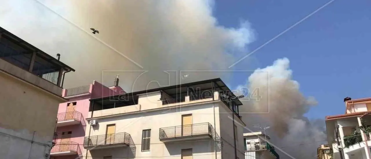 Vasto incendio a Trebisacce, le fiamme minacciano le case: abitanti nel panico