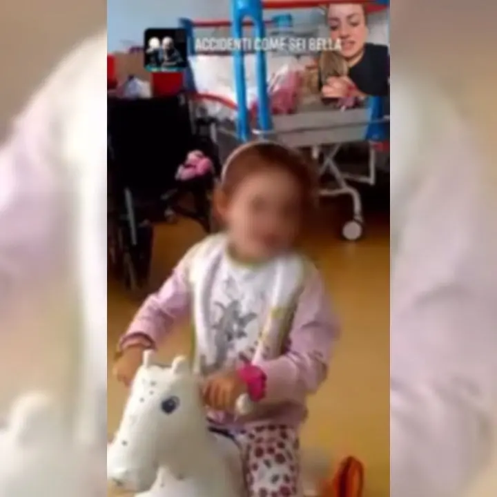 Incidente sulla Jonio-Tirreno, la piccola Fatima gioca in ospedale. La zia commossa: «Non mi sembra vero»