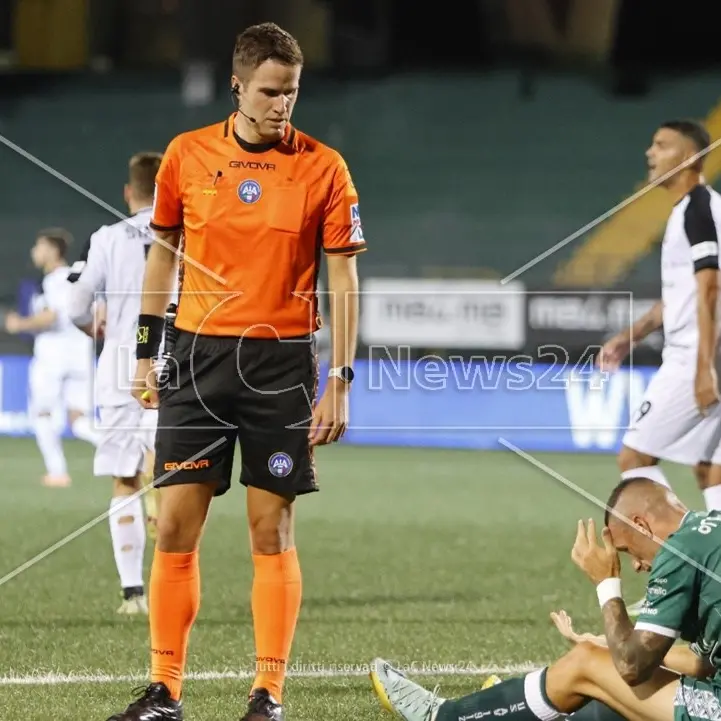 «Bomber, se fai gol mi regali la maglietta», la battuta dell’arbitro calabrese e la promessa mantenuta dall’attaccante dell’Avellino