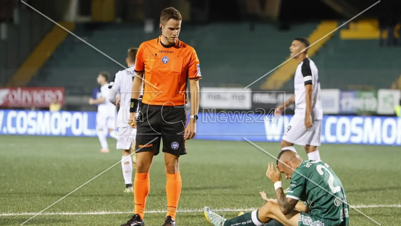 «Bomber, se fai gol mi regali la maglietta», la battuta dell’arbitro calabrese e la promessa mantenuta dall’attaccante dell’Avellino