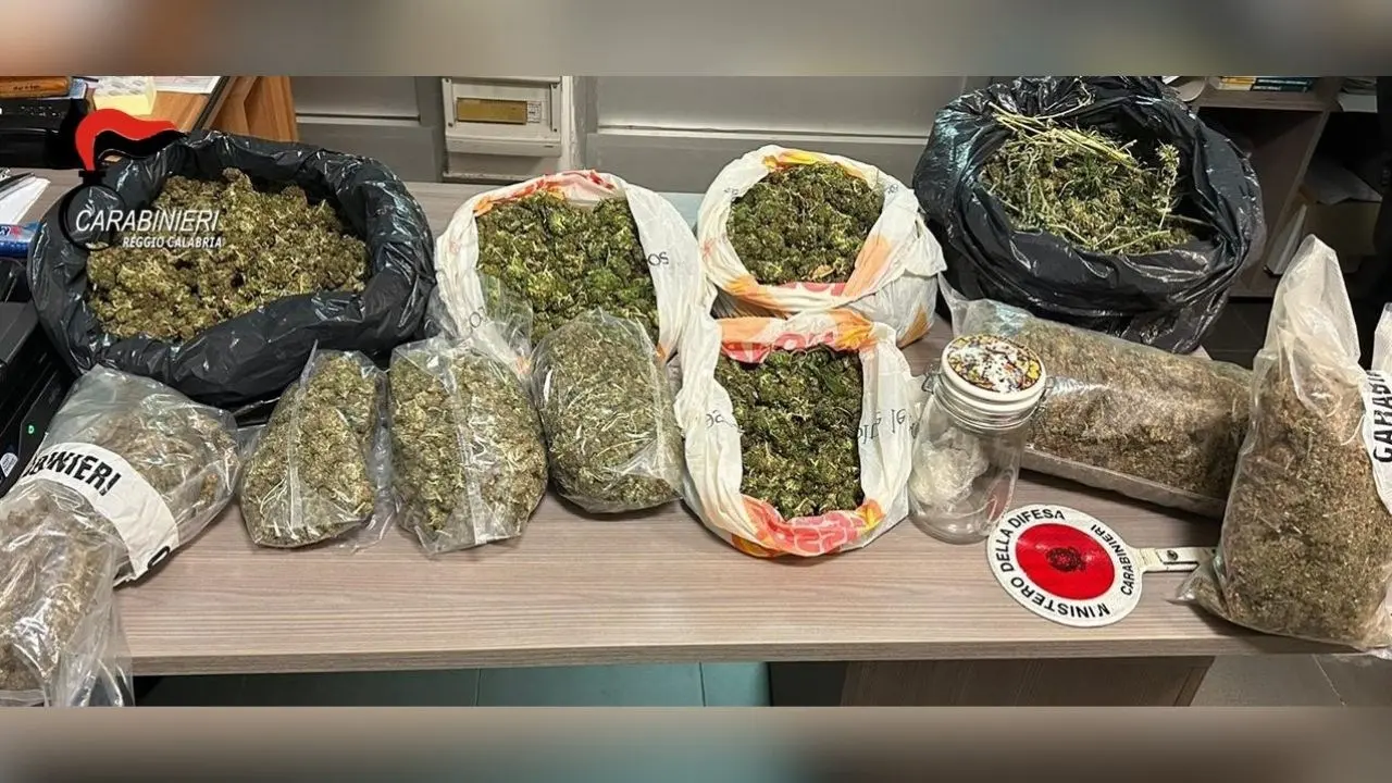 Reggio Calabria, 10 chili di marijuana e 30 grammi di coca in casa: arrestato 19enne a Catona