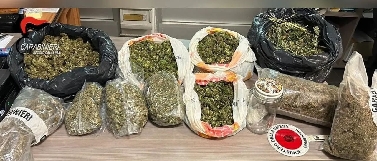 Reggio Calabria, 10 chili di marijuana e 30 grammi di coca in casa: arrestato 19enne a Catona