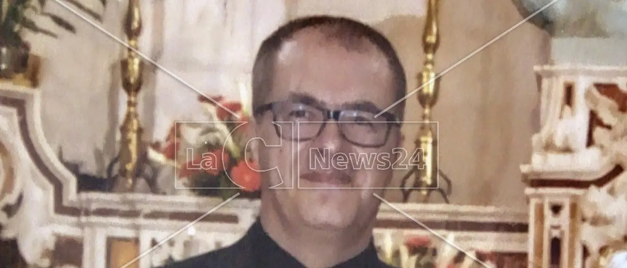 Morto in strada a Fuscaldo in attesa dell’ambulanza, la salma del 55enne riesumata per l’autopsia