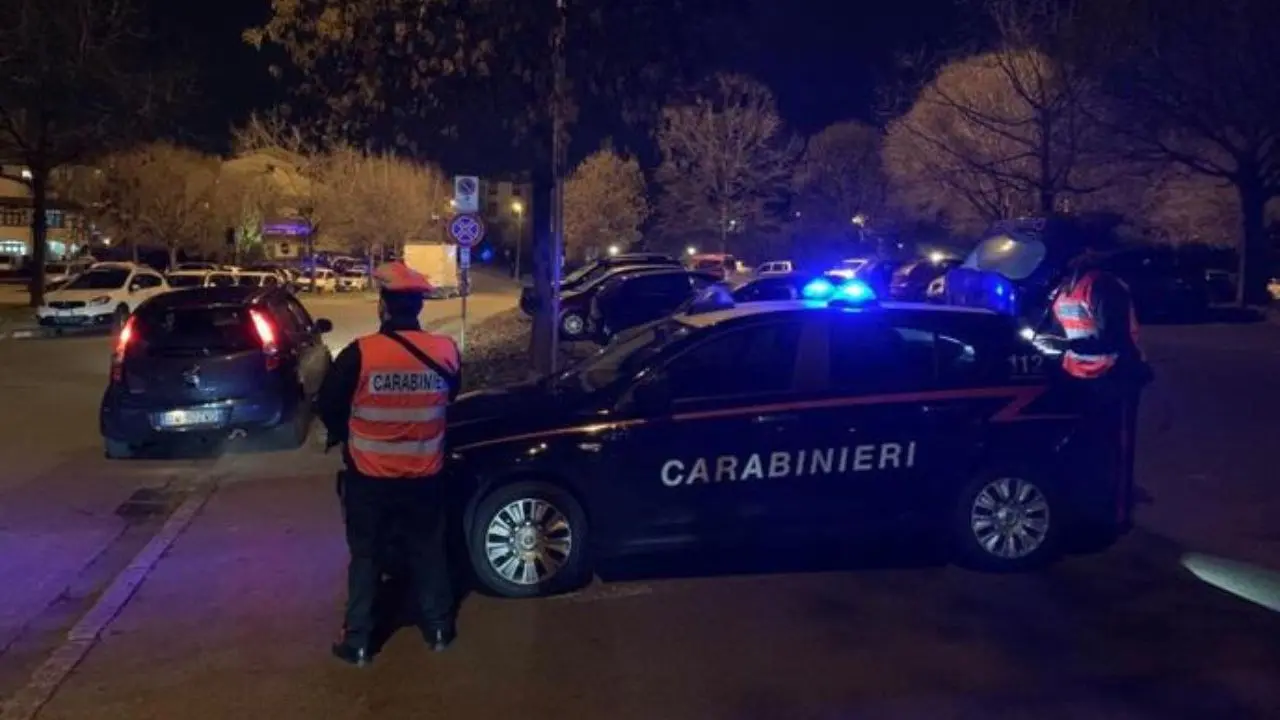 Castelfiorentino, donna di 35 anni uccisa a colpi di pistola in strada: il marito è in fuga