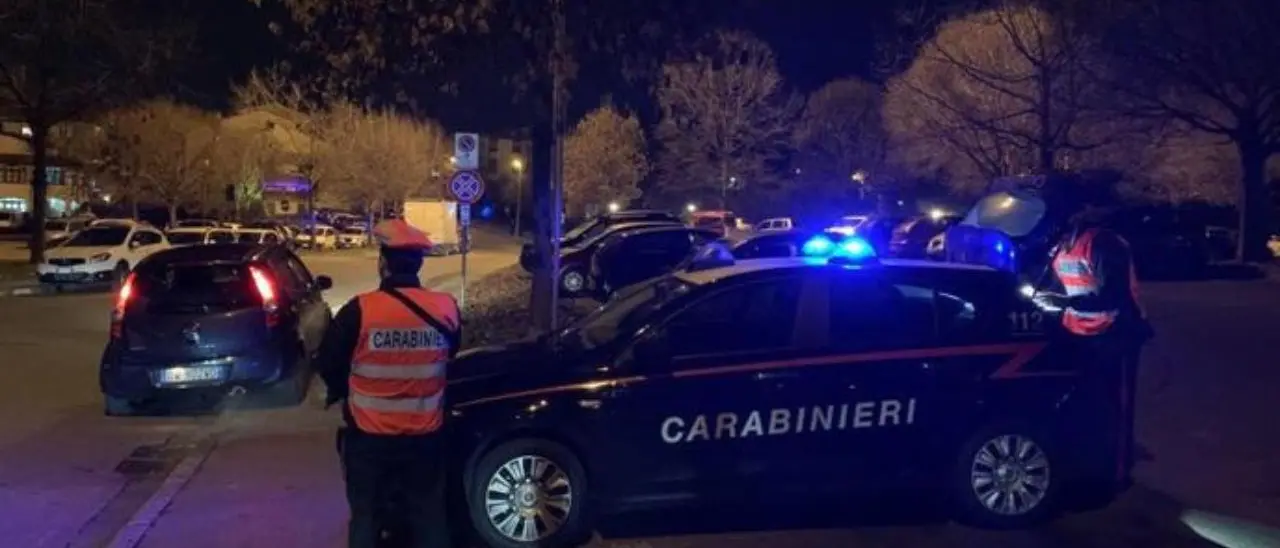 Castelfiorentino, donna di 35 anni uccisa a colpi di pistola in strada: il marito è in fuga
