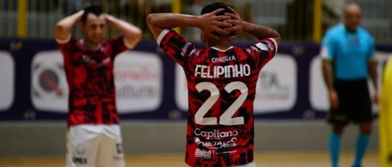 Calcio a 5, la Pirossigeno Cosenza sfiora la rimonta all’esordio in A: Sala Consilina vince 4-3