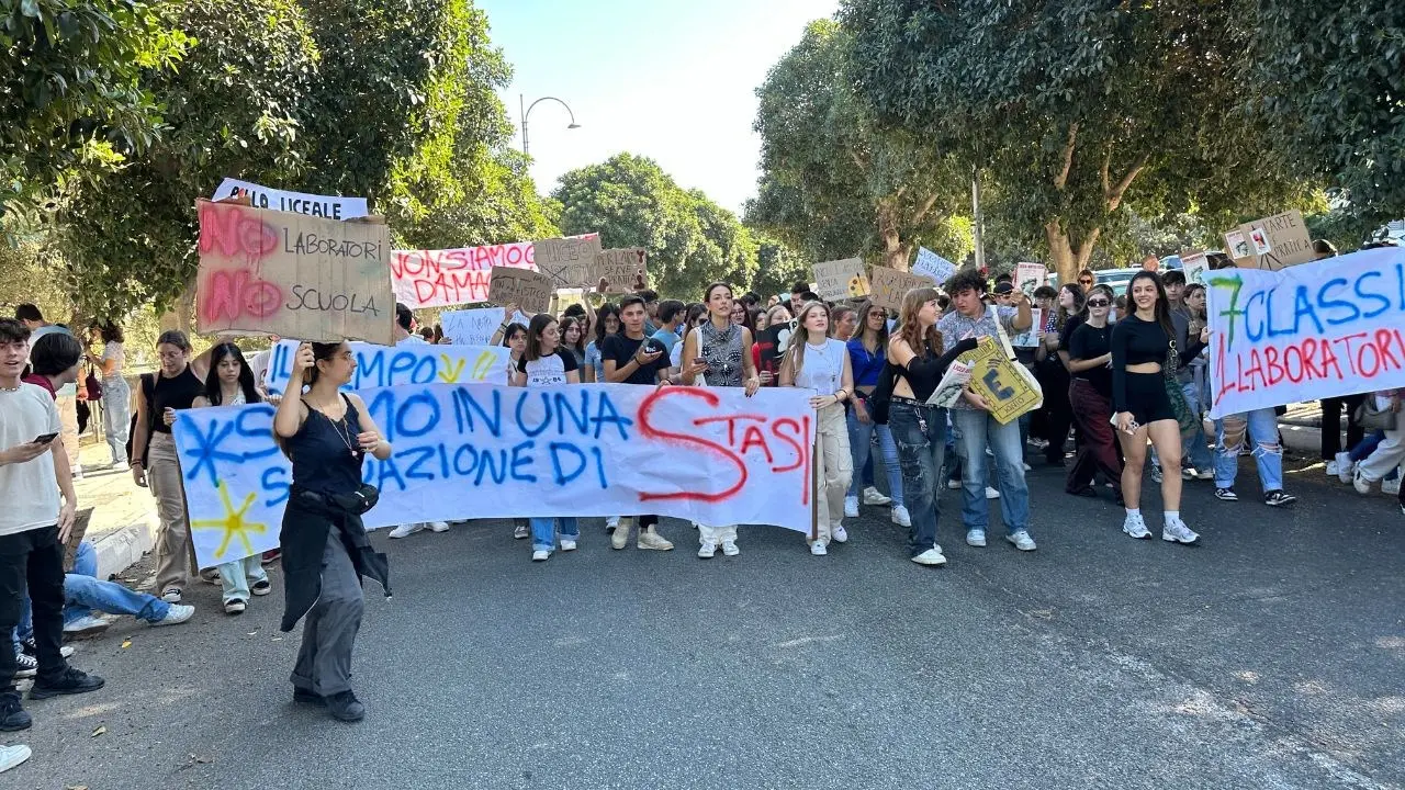 Laboratori assenti e trasporti inadeguati: studenti, genitori e docenti in piazza a Corigliano Rossano
