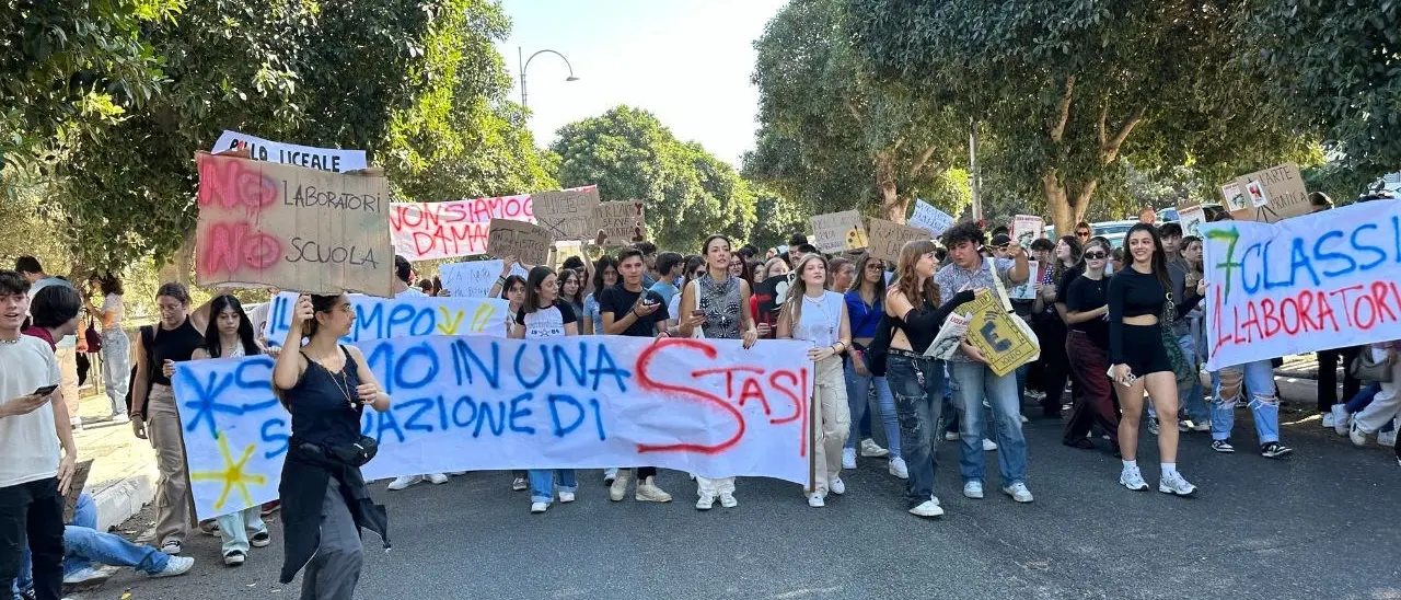 Laboratori assenti e trasporti inadeguati: studenti, genitori e docenti in piazza a Corigliano Rossano