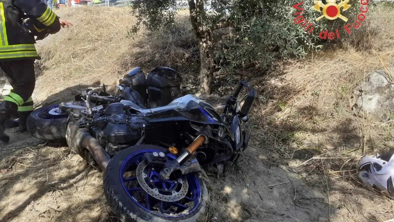 Tragico incidente a Caccuri, perde il controllo della moto e finisce in una scarpata: muore un 47enne