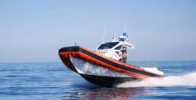 Crotone, si ribalta la barca e finiscono in mare: salvati dalla Guardia costiera