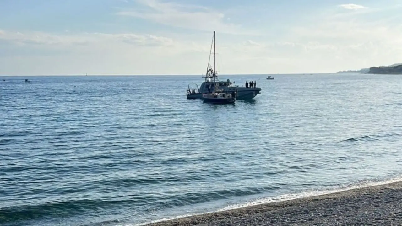 In 61 sbarcano sulla spiaggia di Bianco nel Reggino ma vengono individuati e bloccati dai carabinieri