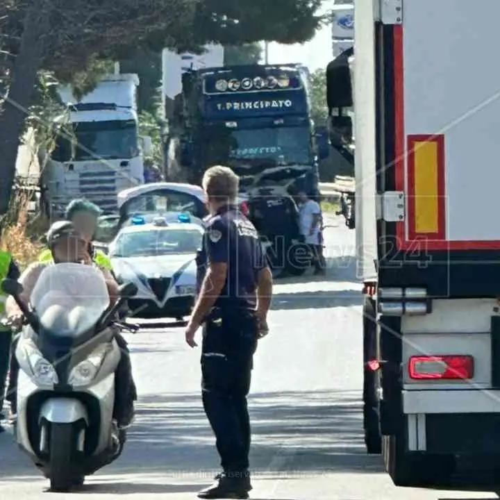 Incidente ad Amantea: coinvolte due auto, una moto e una bici. I feriti portati in ospedale