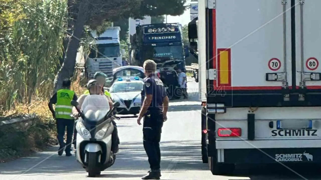 Incidente ad Amantea: coinvolte due auto, una moto e una bici. I feriti portati in ospedale