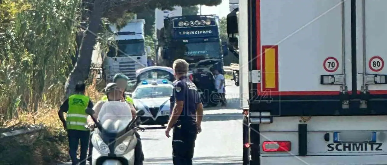 Incidente ad Amantea: coinvolte due auto, una moto e una bici. I feriti portati in ospedale