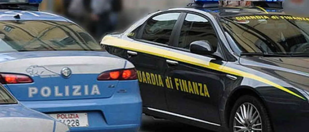 Crotone, arrestati due presunti scafisti: avrebbero trasportato 61 migranti sbarcati tre giorni fa