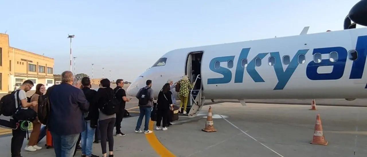 Partito da Crotone il primo volo per Roma con Sky Alps, Franchini (Sacal): «Sforzi per creare servizio regolare»