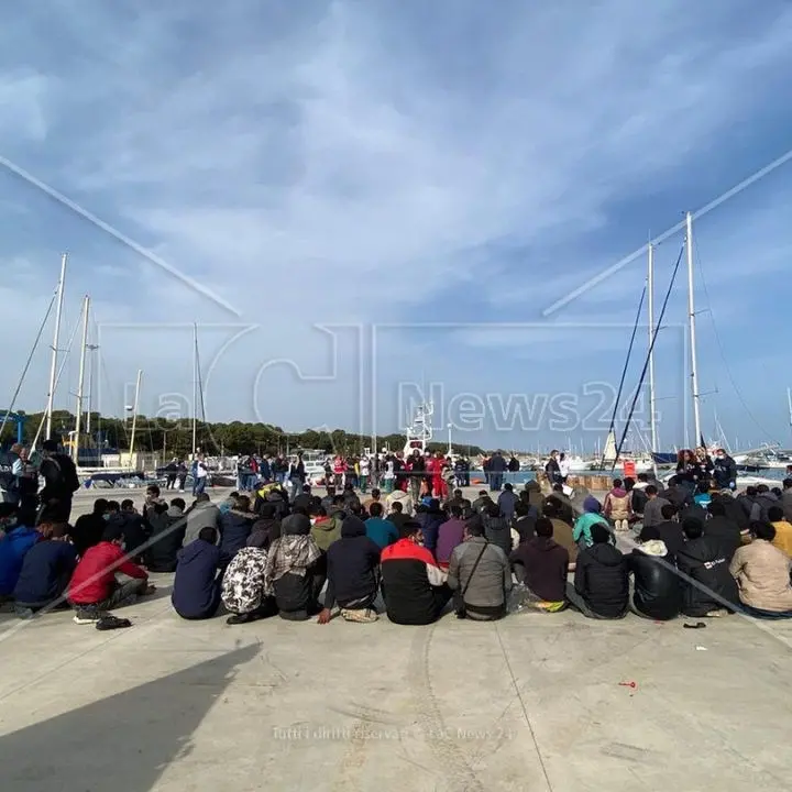 Migranti, a Roccella Jonica atteso un nuovo sbarco: soccorse 49 persone al largo della costa