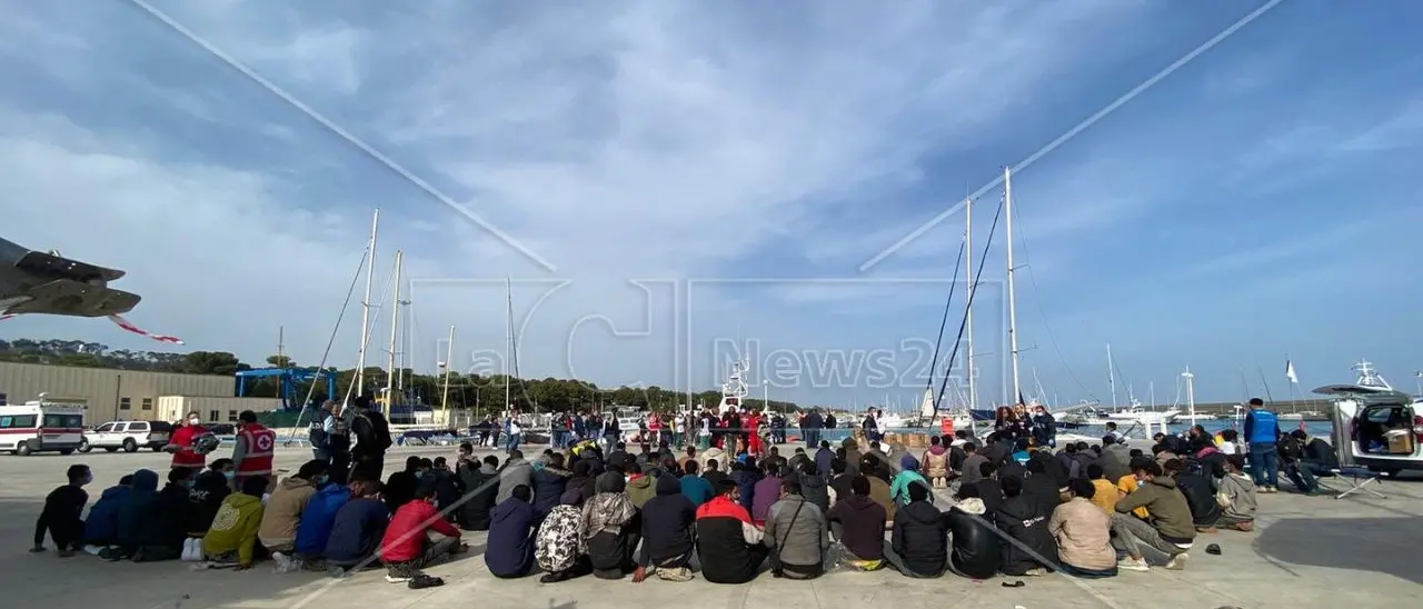 Migranti, a Roccella Jonica atteso un nuovo sbarco: soccorse 49 persone al largo della costa
