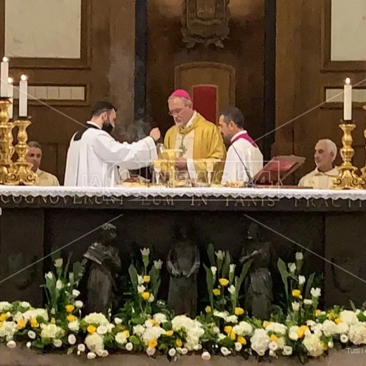 Vibo, durante la messa il vescovo invita i fedeli a firmare contro l’aborto: scoppia la polemica