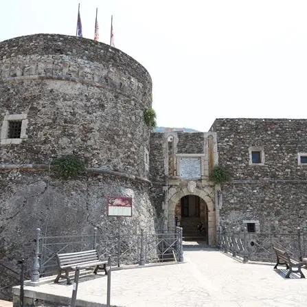 Pizzo, il castello si illumina di blu in occasione della Giornata europea della sindrome X fragile