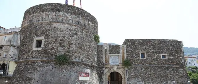 Pizzo, il castello si illumina di blu in occasione della Giornata europea della sindrome X fragile