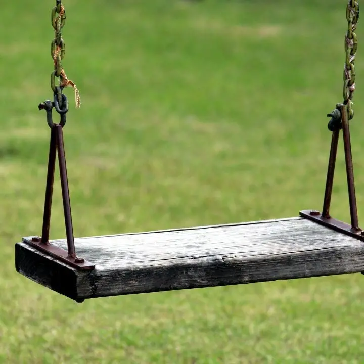 15enne cade dall’altalena e sbatte la testa a Vibo, ci sono cinque indagati: sono tutti minorenni
