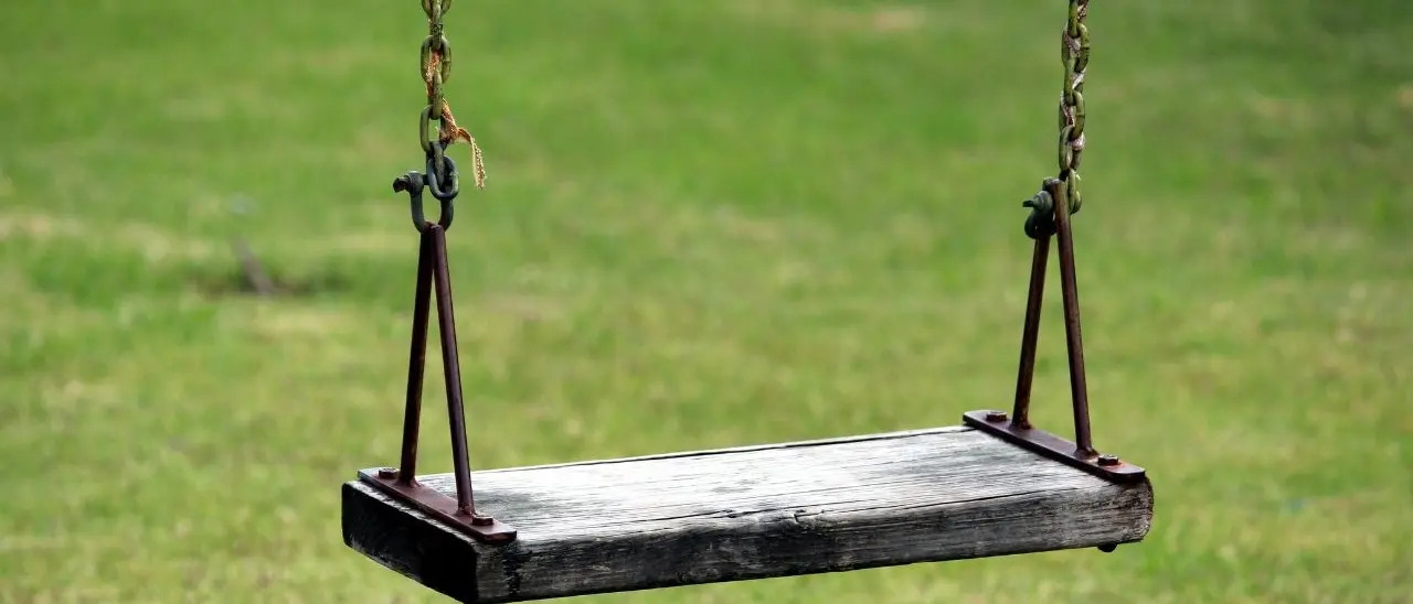 15enne cade dall’altalena e sbatte la testa a Vibo, ci sono cinque indagati: sono tutti minorenni