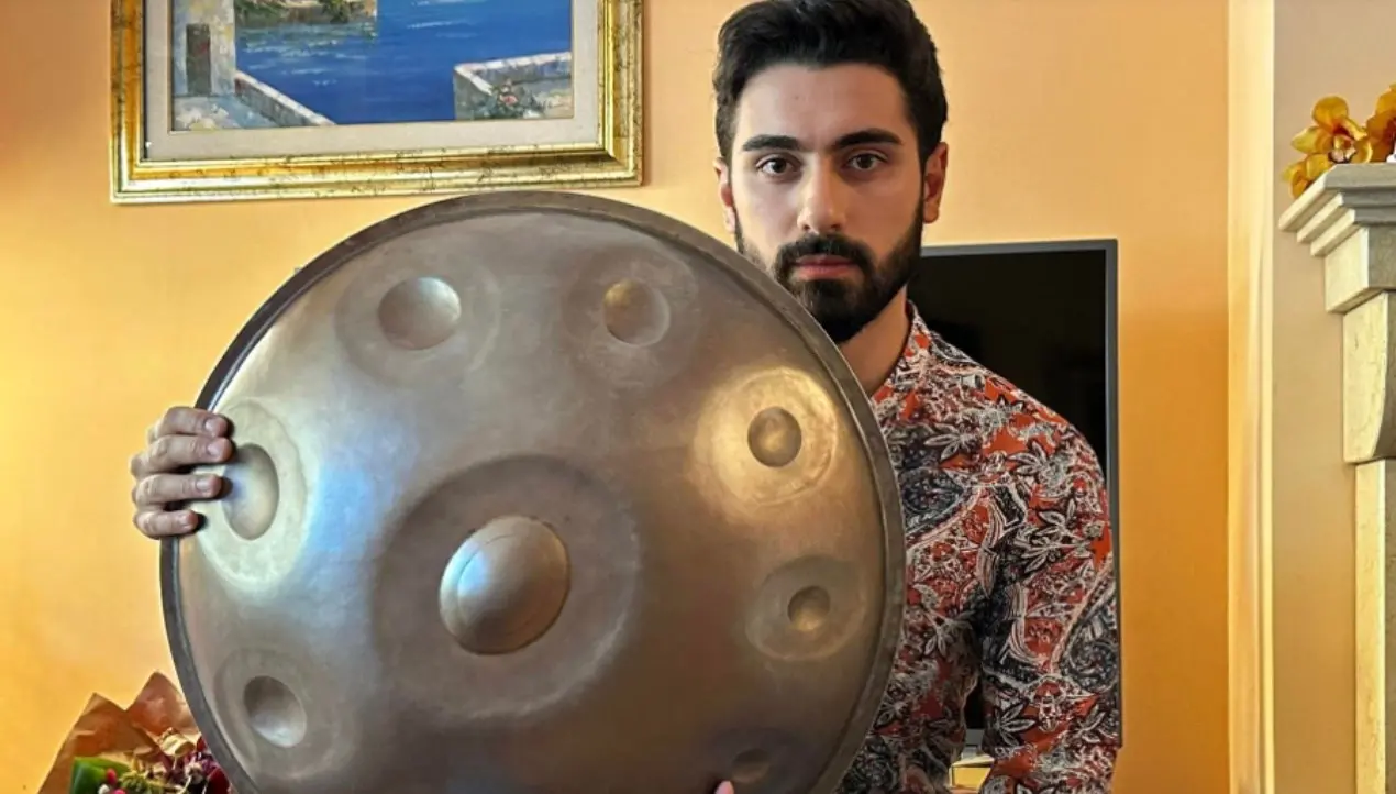 Andrea Reda, il percussionista calabrese che incanta il Teatro Rendano con il suo handpan