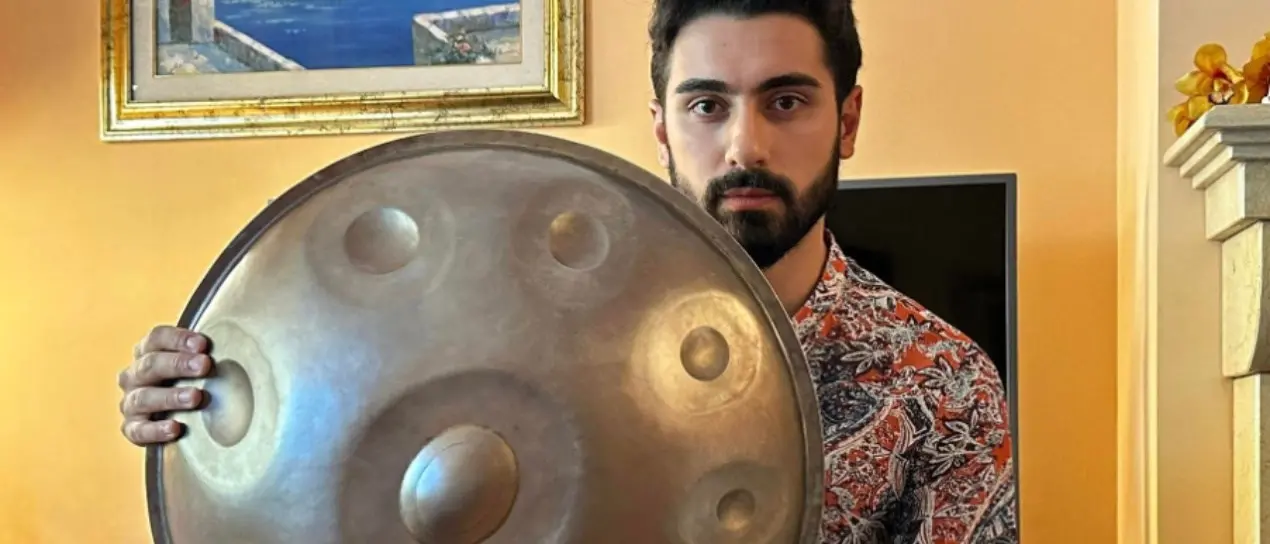 Andrea Reda, il percussionista calabrese che incanta il Teatro Rendano con il suo handpan