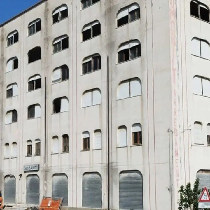 L’ecomostro di Melissa sarà abbattuto, al posto di palazzo Mangeruca sorgerà un’area sosta per i camper