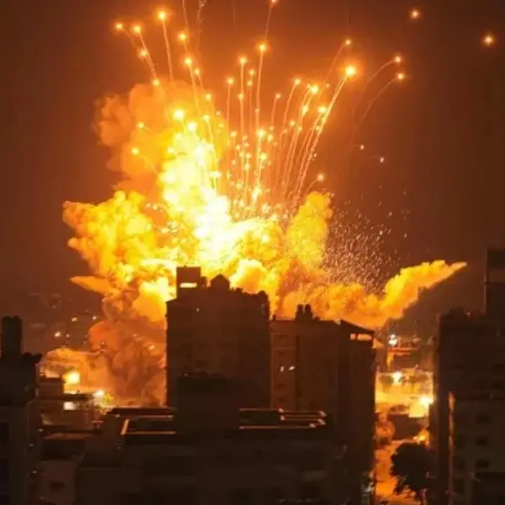 Israele in guerra, bombe su Gaza mentre si attende un’offensiva di terra: più di mille i morti su entrambi i fronti