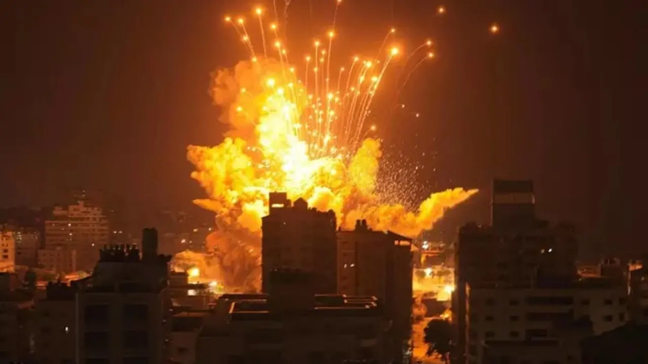 Israele in guerra, bombe su Gaza mentre si attende un’offensiva di terra: più di mille i morti su entrambi i fronti