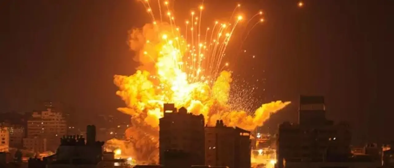 Israele in guerra, bombe su Gaza mentre si attende un’offensiva di terra: più di mille i morti su entrambi i fronti