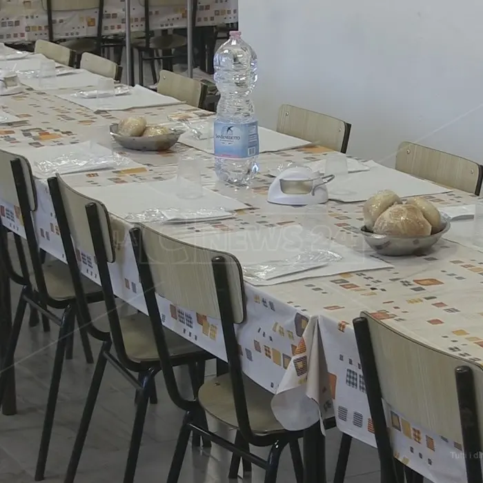 Vietato portare i pasti da casa in una scuola di Catanzaro, le famiglie scrivono al sindaco