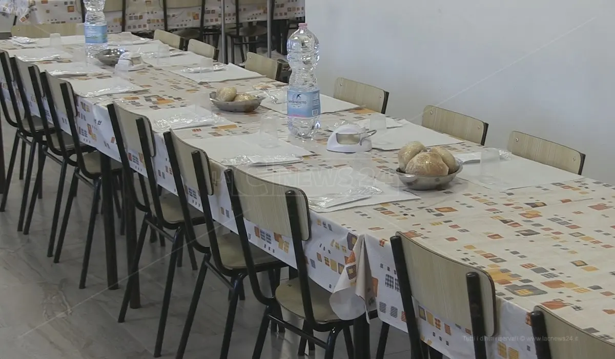 Vietato portare i pasti da casa in una scuola di Catanzaro, le famiglie scrivono al sindaco