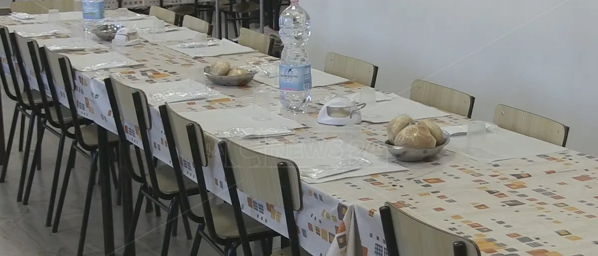Vietato portare i pasti da casa in una scuola di Catanzaro, le famiglie scrivono al sindaco