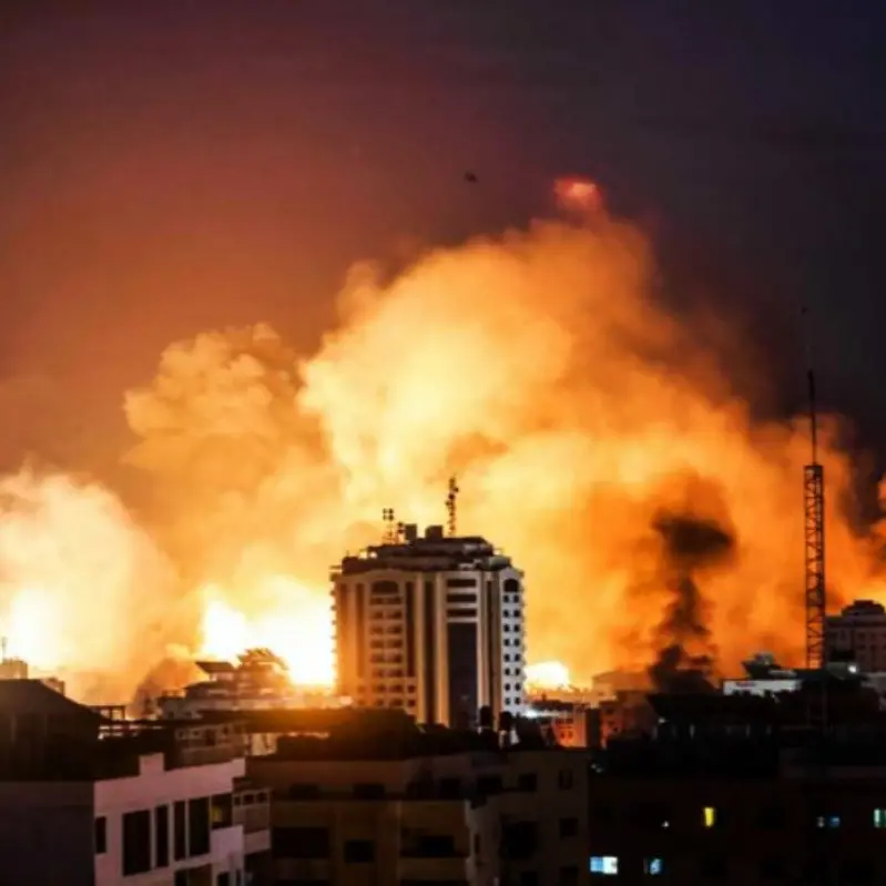 Israele aumenta i raid su Gaza: strage al mercato con oltre 50 morti. Hamas: «Uccideremo ostaggi per ogni attacco»