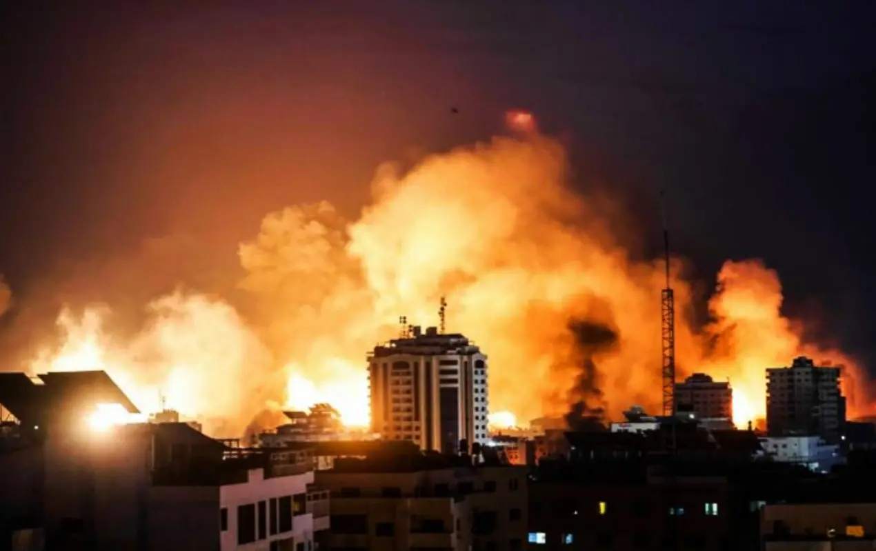 Israele aumenta i raid su Gaza: strage al mercato con oltre 50 morti. Hamas: «Uccideremo ostaggi per ogni attacco»