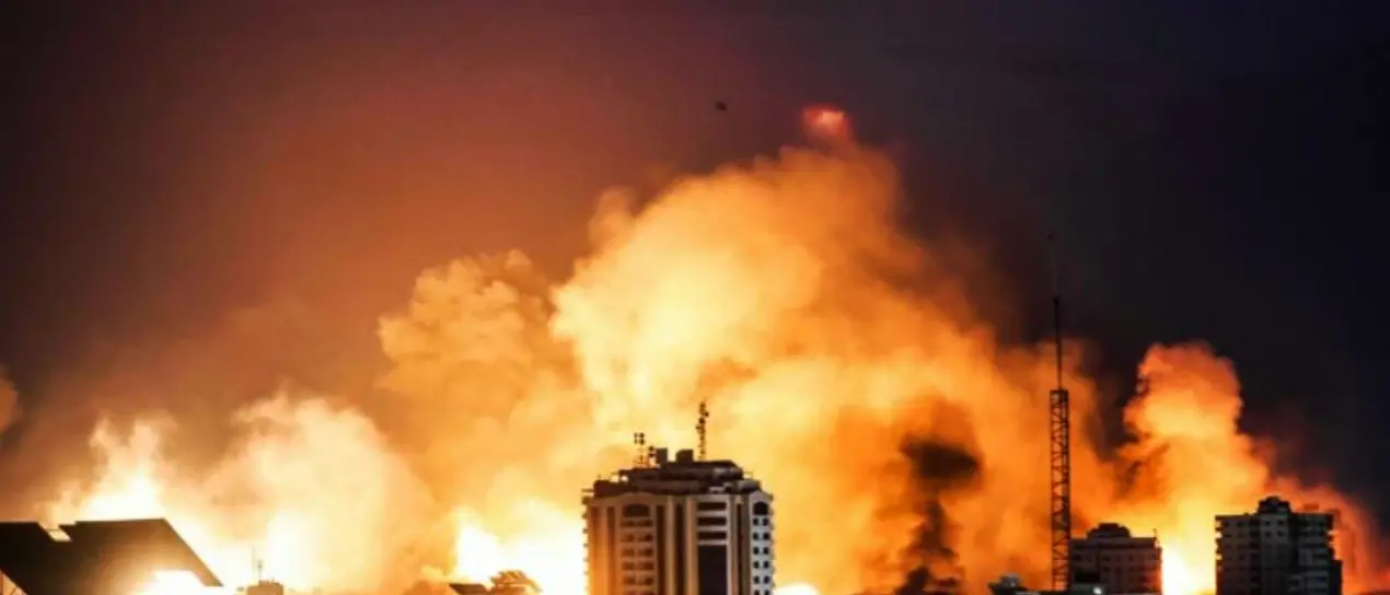 Israele aumenta i raid su Gaza: strage al mercato con oltre 50 morti. Hamas: «Uccideremo ostaggi per ogni attacco»